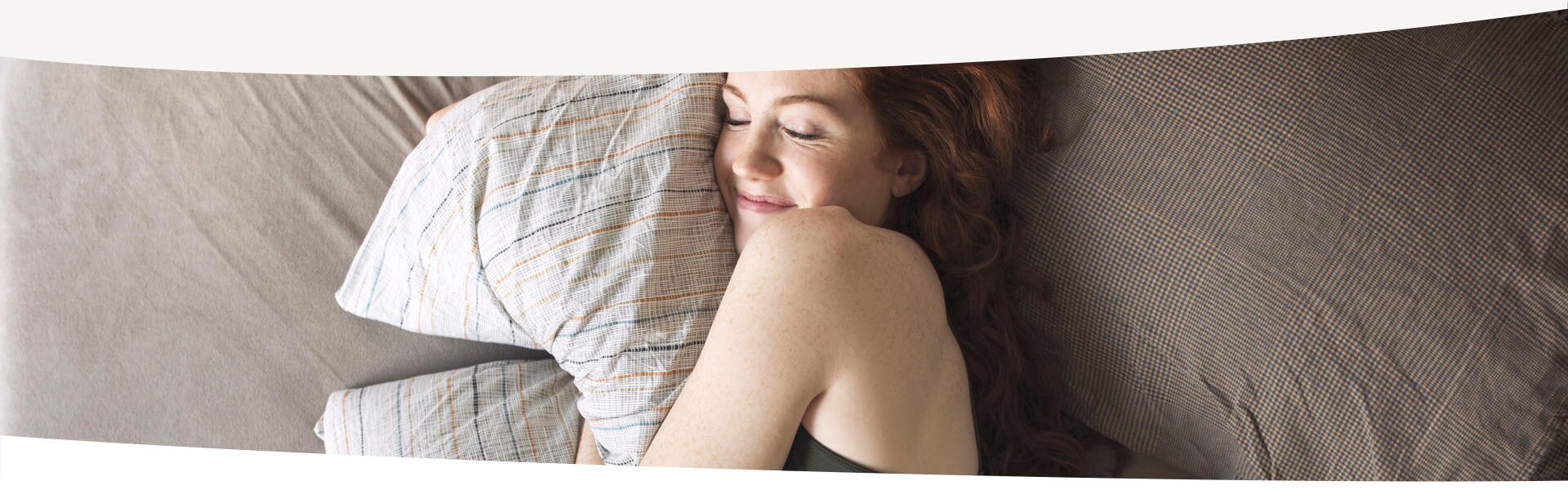 Frau genießt Erholung im Bett