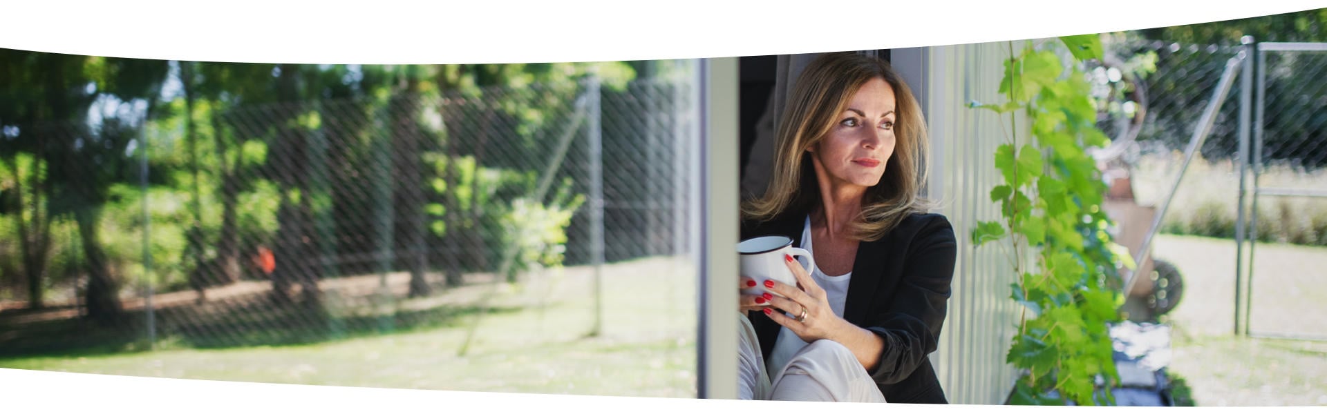 Frau nimmt sich Auszeit für sich im Garten