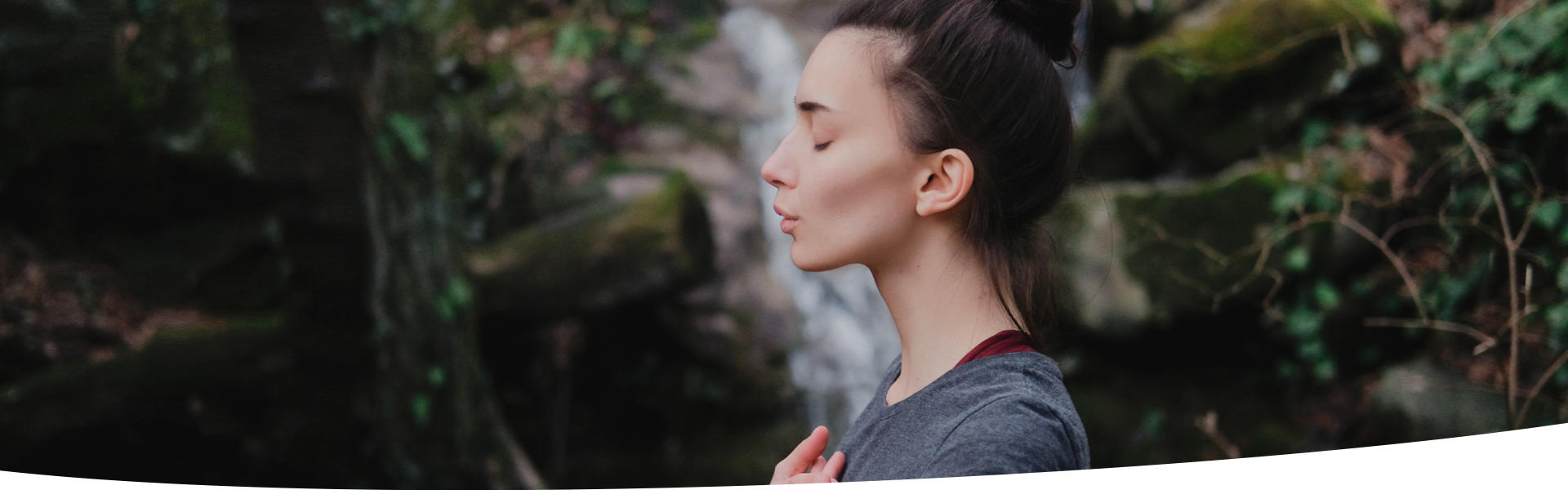 Junge Frau in autogenem Training und Meditation