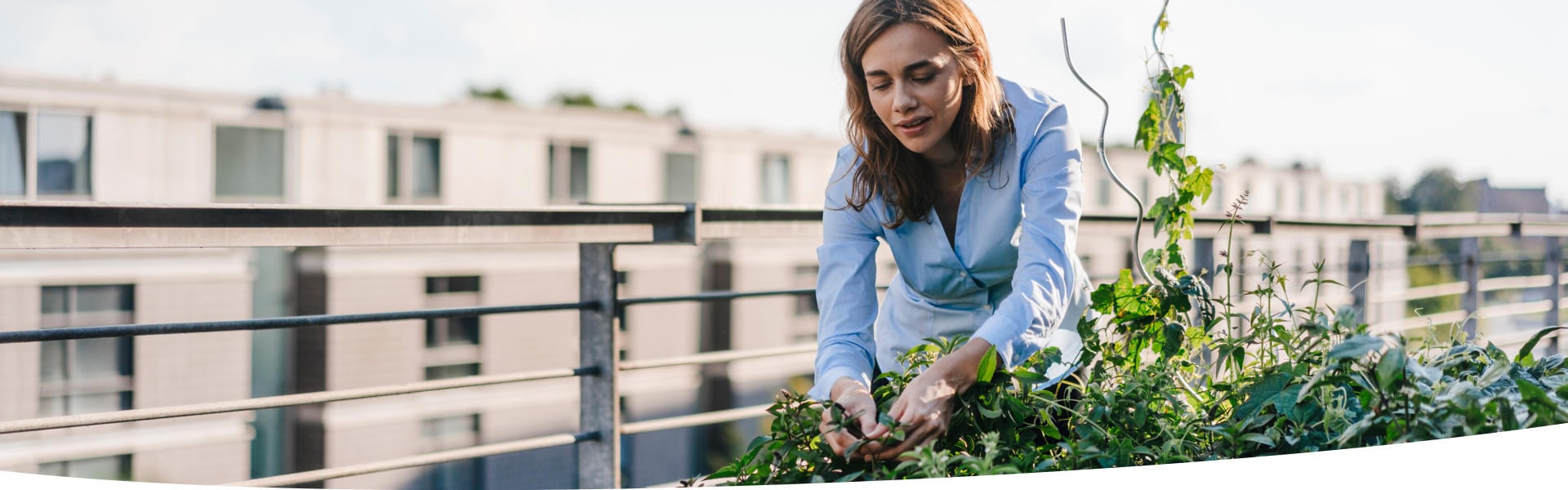 Frau entkommt dem Alltagsstress durch Zeit im Garten