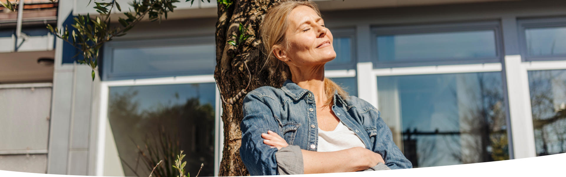 Frau entspannt beruhigt in der Sonne